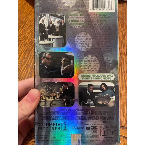 Men In Black VHS, Will Smith and Tommy Lee Jones - Picture 2 of 4